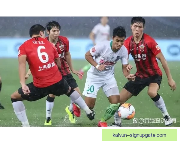 《欧洲杯经典回顾》迎来足球场上的英雄时刻，展现雨中激战中的精彩表现