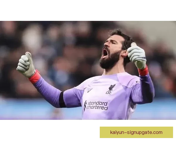 阿利松阿诺德长传配合展现球队默契，状态回暖值得关注